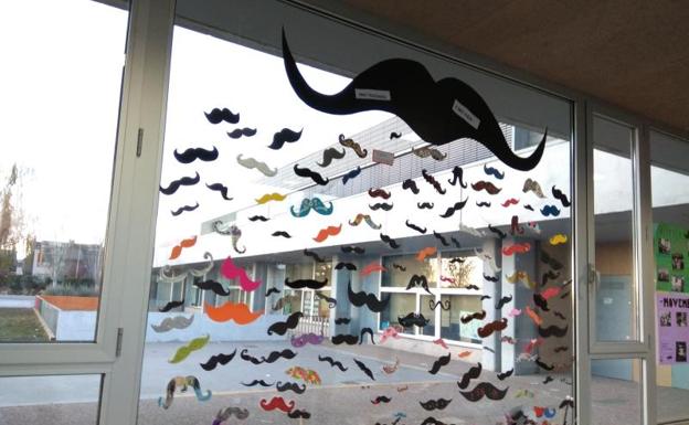 El colegio El Peral vive un mes bigotudo en Valladolid