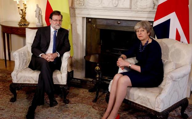 Rajoy atribuye al Reino Unido el origen del parlamentarismo y la lía en León