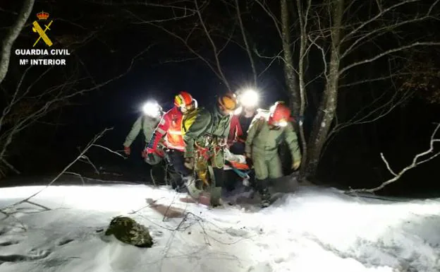 La Guardia Civil rescata a una montañera que cayó en una grieta de la Cueva de Valporquero