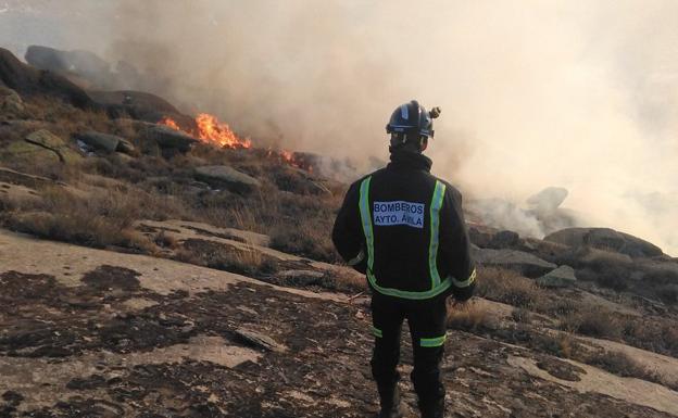 Un herido en el incendio de Navalosa cuando colaboraba en la extinción