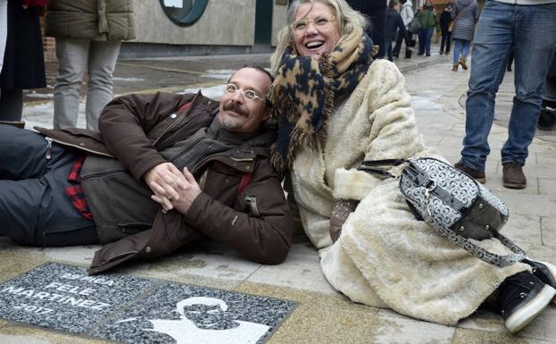 Fele Martínez ya tiene una placa en la calle del Puente de Aguilar