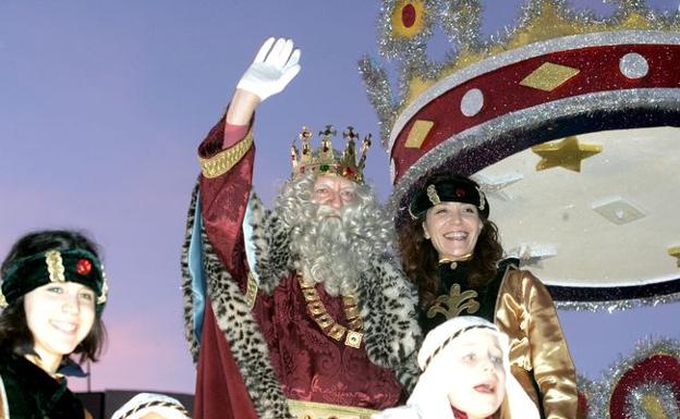 Los Reyes Magos de León cambian el lanzamiento de caramelos por el reparto de piruletas en mano