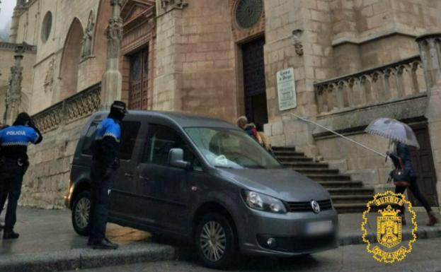 Un conductor que duplicaba la tasa de alcoholemia, sorprendido cuando «visitaba» la Catedral de Burgos