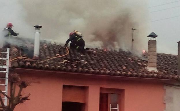 Los bomberos sofocan un incendio en una vivienda de Antigüedad