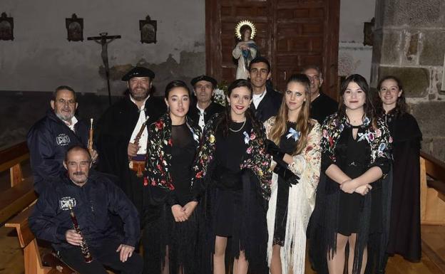 Cuatro jóvenes quinceañeras para una tradición centenaria
