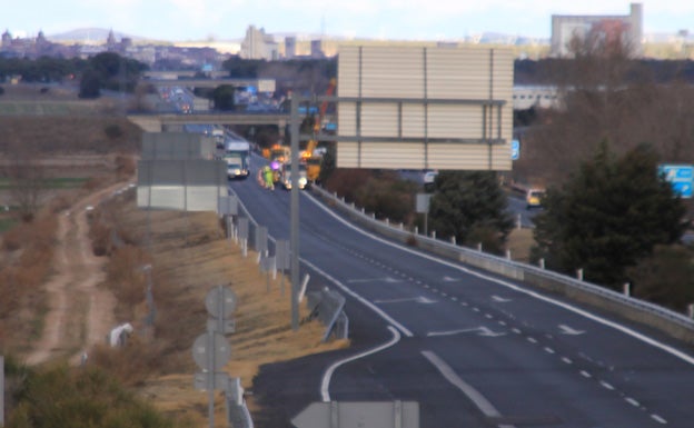 Un herido al volcar un camión en la A-6 a la altura de Gutierre-Muñoz en sentido Madrid