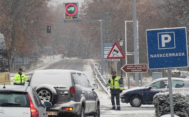 La nieve cierra al tráfico de camiones el puerto de Navacerrada