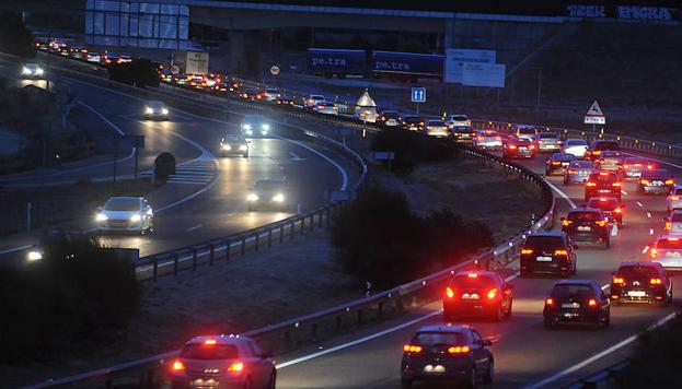 Cinco heridos en dos accidentes en la A-62 en Valladolid con ocho turismos implicados