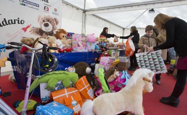 Cerca de 27.000 objetos, libros y muñecos se entregan en la campaña 'Juguete solidario'