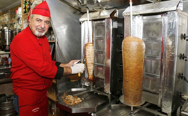 La venta de kebabs cae un 25% por el bulo de su prohibición