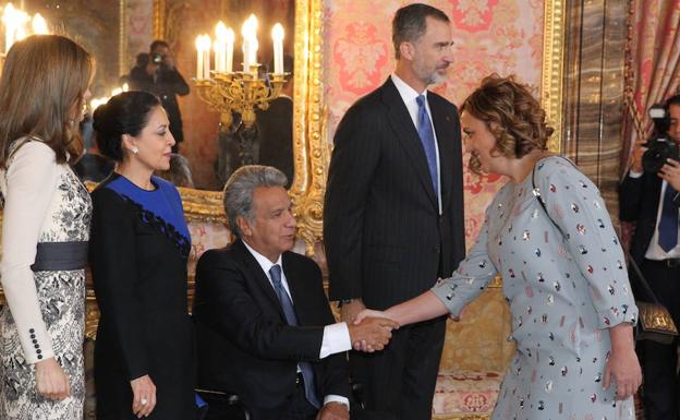La presidenta de la Diputación, con los Reyes