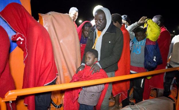 Rescatadas 64 personas, tres embarazadas, de dos pateras en el mar de Alborán