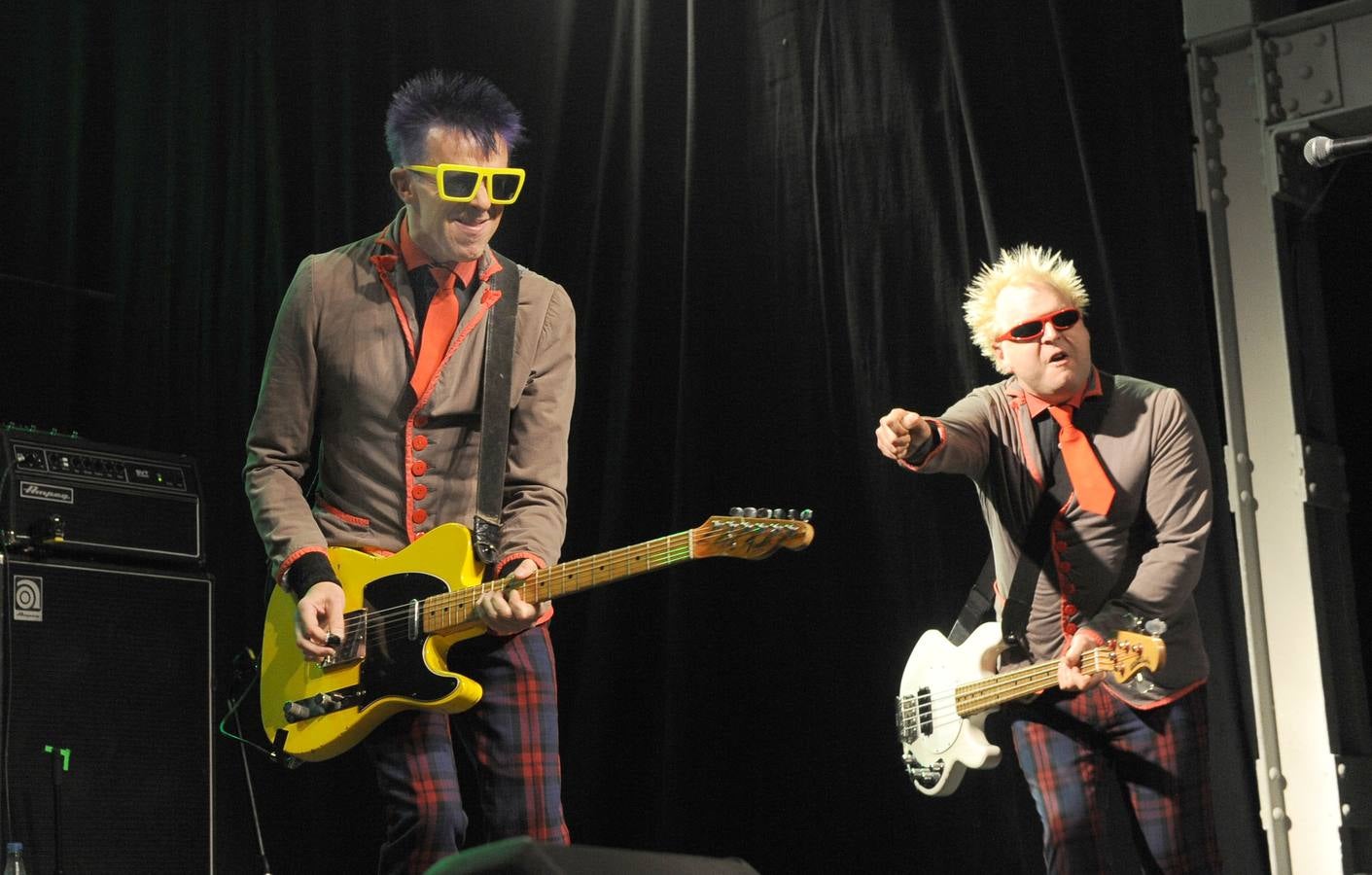Actuación de Toy Dolls en el LAVA