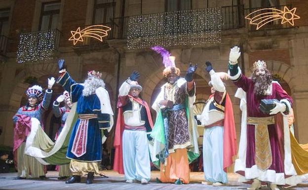 Los Reyes Magos regalan árboles a los niños del colegio Sancho II de Zamora