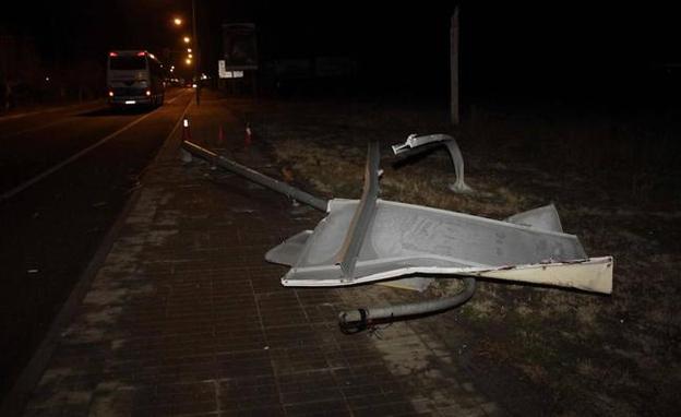 Una grúa se engancha en unos cables en Peñafiel y derriba postes, una farola, un cartel y varias ramas