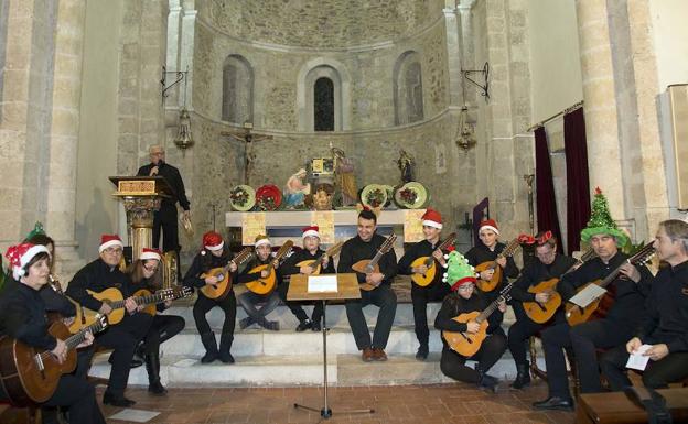 Exhibición multitudinaria de villancicos en Fuentepelayo