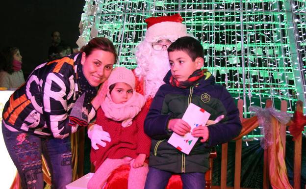 Pasacalles y batucada en Cuéllar para dar la bienvenida a Santa Claus