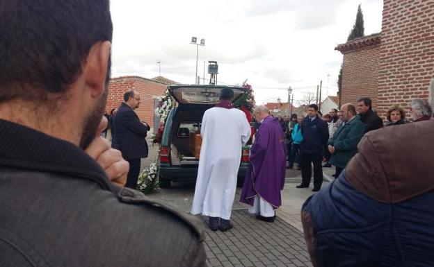 Consternación en Hornillos en el entierro del joven asesinado en Medina