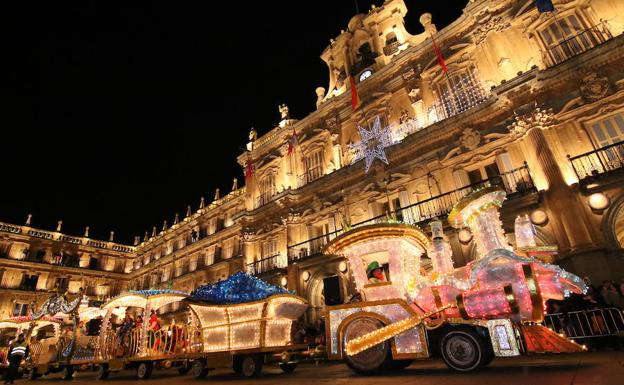 Más de 400 personas forman el séquito de los Reyes Magos en la Cabalgata