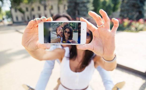 Seis de cada diez españoles se acuestan con el móvil