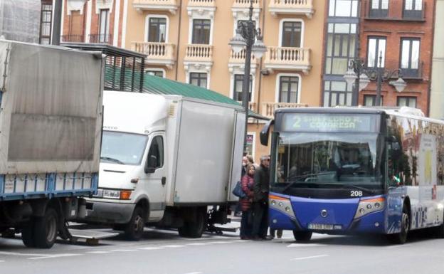 Urbanismo busca una solución para los usuarios de bus en la plaza de España