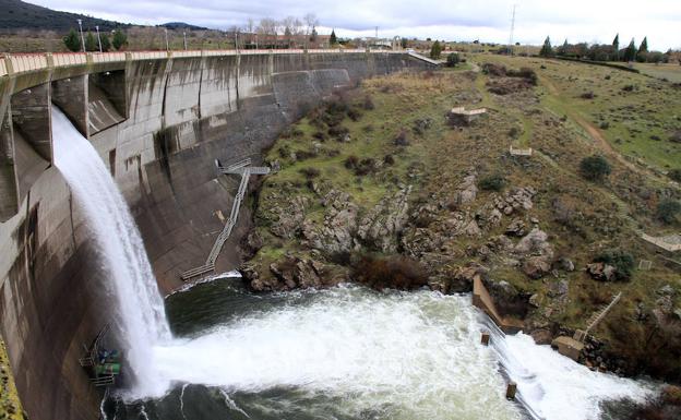 El agua del Pontón Alto ya rebosa
