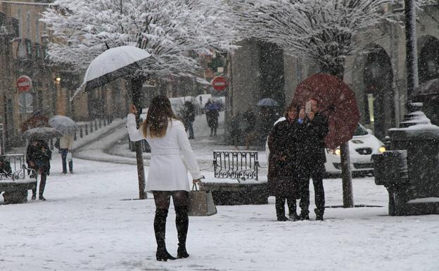 La nieve obliga a usar cadenas en varias carreteras y cierra la A-1 y Navacerrada a los camiones