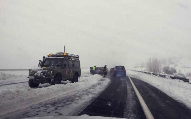 Todos los vehículos con conductor ya han sido rescatados y la AP-6 reabre de forma provisional