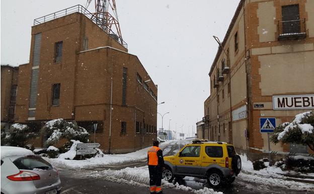 125 personas pasan la noche en las instalaciones del Teatro Castilla de Arévalo debido al corte de la autopista AP6