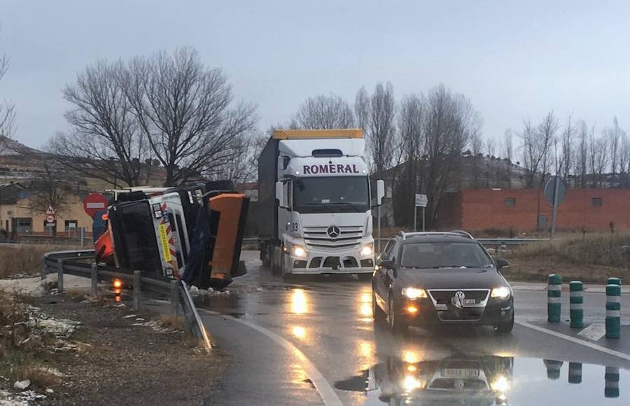 Herido el conductor de una quitanieves tras volcar en Castrillo de la Vega