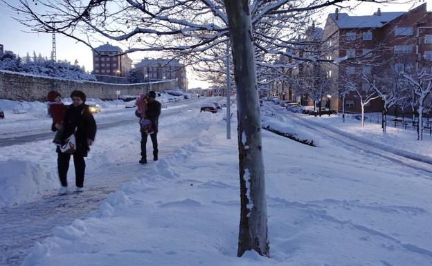 Ávila amanece cubierta de blanco y con multitud de calles intransitables