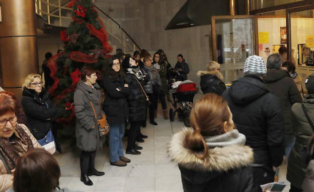 Colas para comprar entradas en el Teatro Principal