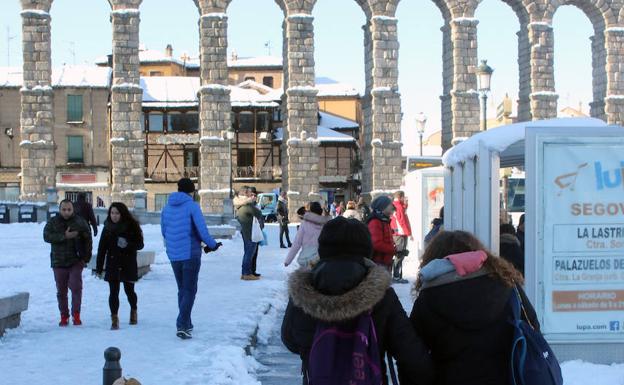 El hielo dificulta la vuelta a la rutina de los segovianos
