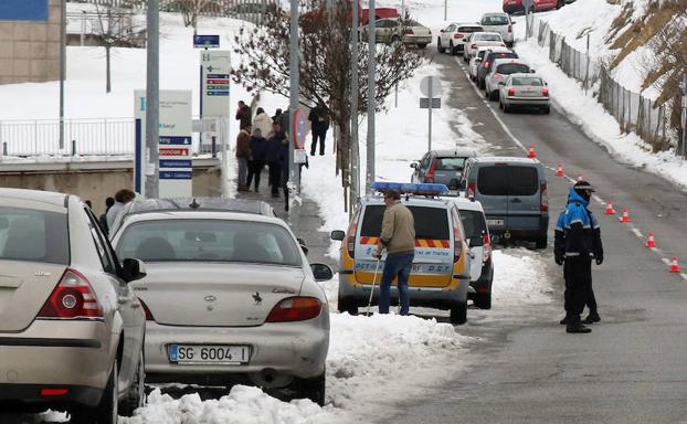 Caos en el acceso al 'párking' del Hospital General de Segovia