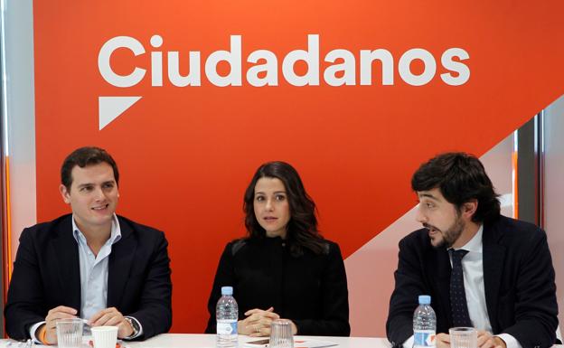 Arrimadas advierte a Puigdemont de que «hay que estar en Cataluña» para gobernar