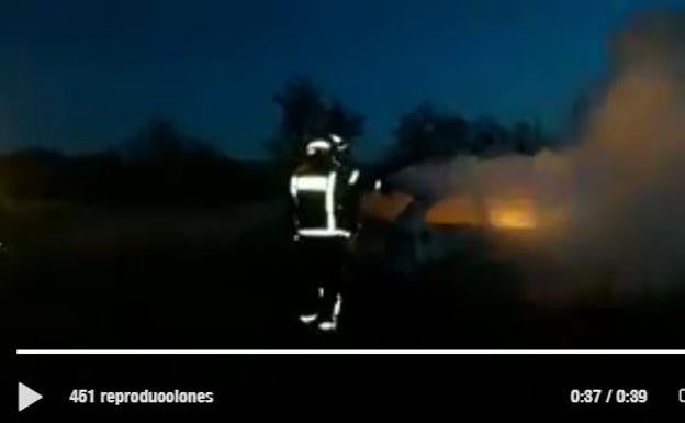 Arde un vehículo junto a las instalaciones de Lingotes Especiales