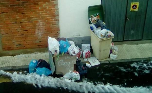 El Ayuntamiento exigía ayer a la mancomunidad la recogida de las basuras en todas las calles
