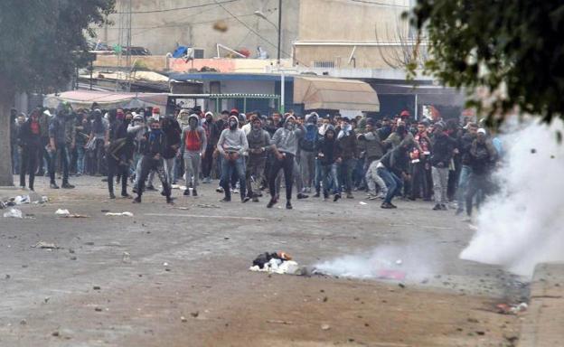 Más de 300 detenidos en Túnez tras otra noche de protestas contra el Gobierno