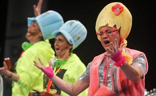 La chirigota burgalesa mejora «un 200%», pero genera un intenso debate en el Carnaval de Cádiz