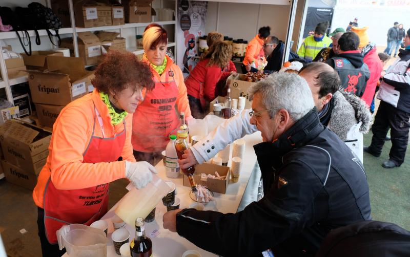 Caldo pingüinero para dar la bienvenida a moteros de toda Europa