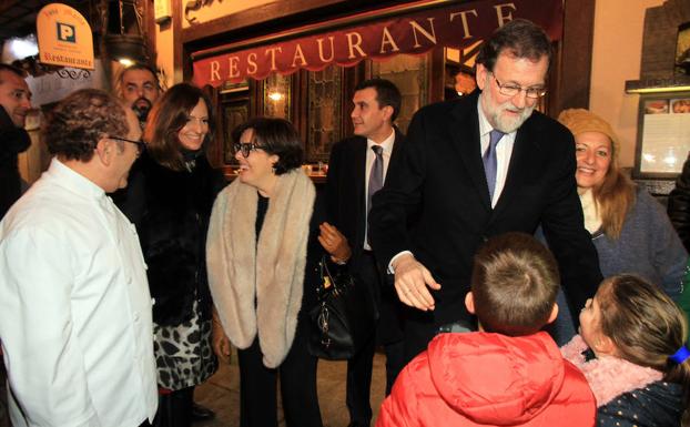 Rajoy y Sáenz de Santamaría degustan el cochinillo segoviano