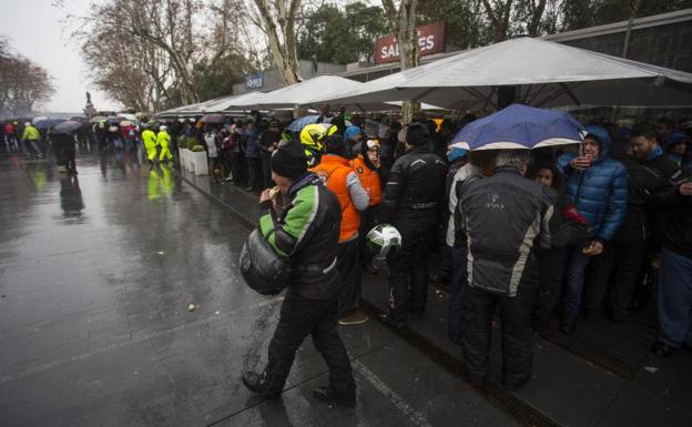 El agua no cala en el espíritu motero