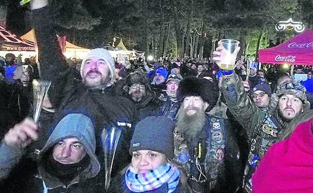 Los moteros brindan por un nuevo año sobre ruedas