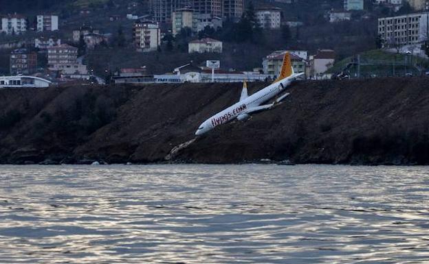 Un avión turco con 162 pasajeros cae por un acantilado sin que haya heridos