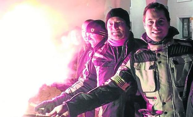 La memoria de Ángel Nieto alumbra el desfile de antorchas