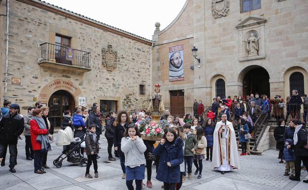 La villa ducal acoge la procesión del Niño Jesús de Praga