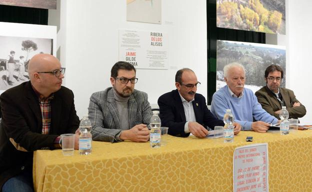Pedro Maestre gana el Premio Gil de Biedma de Nava de la Asunción