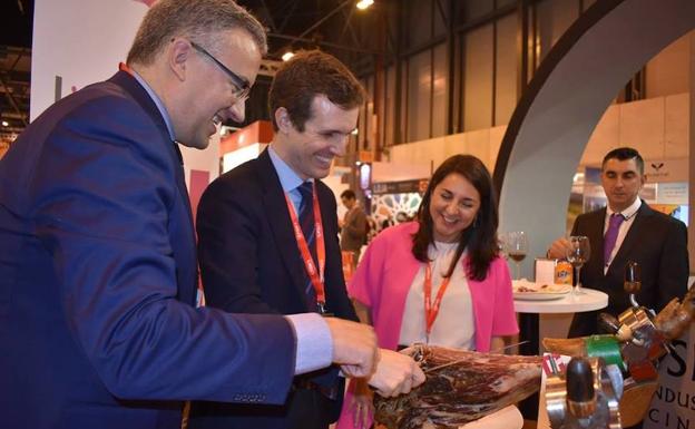 Expectación y rostros conocidos en el expositor de Guijuelo en Fitur