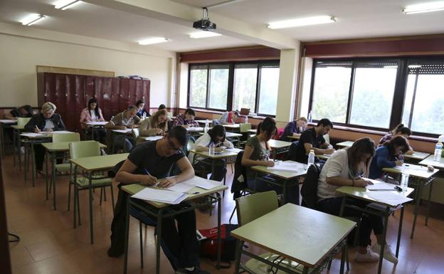La Junta plantea recortar las plantillas de maestro y profesor con 31 plazas menos