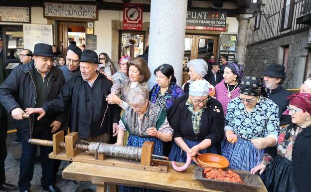 La festividad de Sebastián da paso a los actos de la rifa del marrano de San Antón